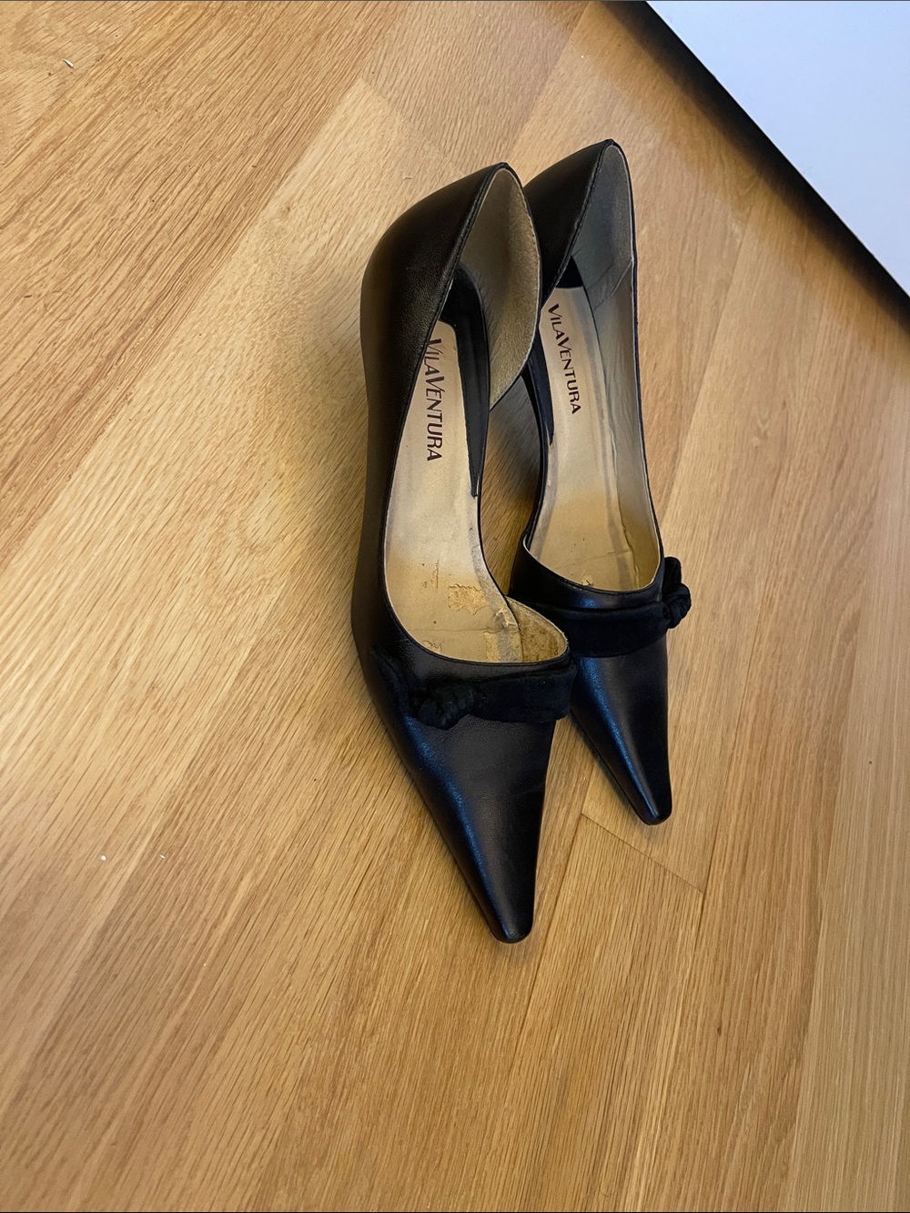 Vila Ventura Black Pointed Toe Bow Pumps